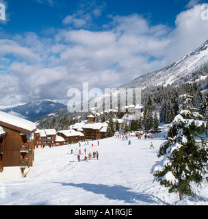 Blick auf das Ortszentrum von den Pisten entfernt, Valmorel, Tarentaise, Savoie, Alpen, Frankreich Stockfoto