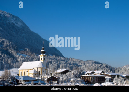 Kirche und Ortszentrum Söll (zentral), Tirol, Österreich Stockfoto