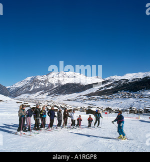 Anfänger-Ski-Schule in der Gärtnerei Pisten, Livigno, Italienische Alpen, Italien Stockfoto