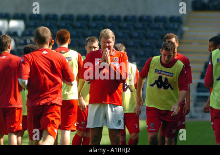 Fußballteam Manager John Toshack mit der Fußballmannschaft von Wales Wales. Stockfoto