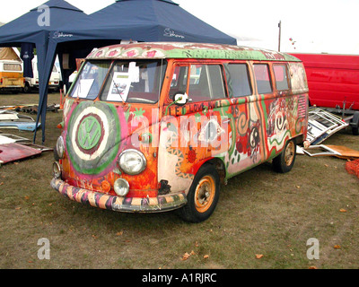 Angeschlagenen VW Split Screen Wohnmobil mit Hippie-Stil-Lackierung. Stockfoto