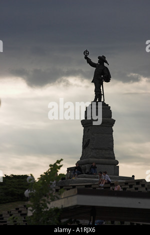 Champlain Denkmal: Steht eine Statue von Samuel de Champlain hält seine berühmte Astrolabium Navigation Aide Silhouette Stockfoto