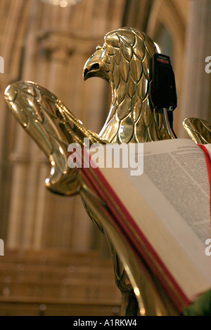 Goldene Rednerpult: Eine Skulptur von einem großen Messing Vogel hält eine Bibel Stockfoto