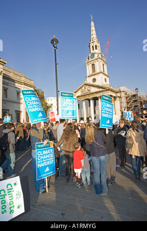 Tearfund Demonstranten mit Climate Change Hits der ärmsten Spannplakate Stop Climate Chaos Rallye London 2006 Stockfoto