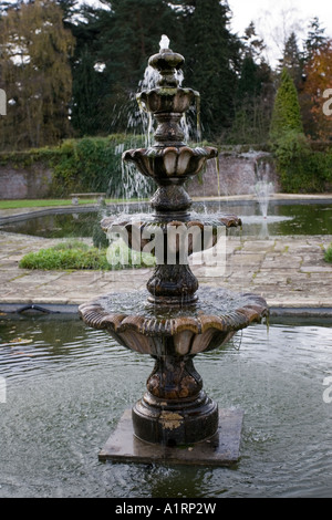 Dekorative vier Tier Wasserbrunnen Worcestershire UK Stockfoto