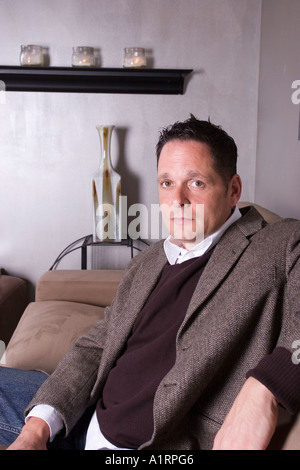 Portrait Mann mittleren Alters im Innenbereich Stockfoto