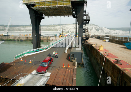 Fahrzeug Loading Ramp Cross Channel Fähre im Dock Dover UK Stockfoto