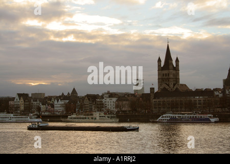 Blick auf die Stadt Köln über Fluss NRW Nordrhein-Westfalen Deutschland Stockfoto