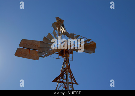 Gebrochene Windmühle in der Pilbara-Region, auf einer Schaffarm, Western Australia Stockfoto