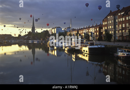 Ballons über St, Mary Redcliffe, Bristol, UK Stockfoto