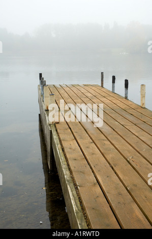 Steg ragte in einem Nebel bedeckt See Stockfoto