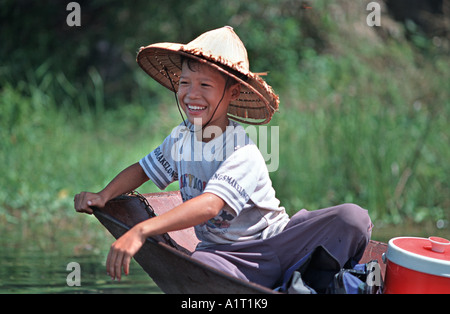 Portrait eines vietnamesischen jungen in einem Palm-Hut auf dem Bug einer Sampan Perfume Pagoda Fluss Route in der Nähe von Hanoi Vietnam Stockfoto