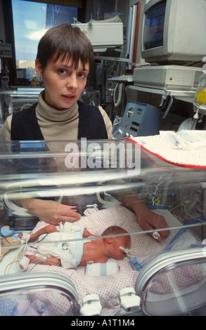 Kinderarzt mit Neugeborenen in Intensivstation Inkubator Stockfoto