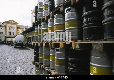 Bierfässer in Staropramen Brauerei Hof Prag gestapelt Stockfoto