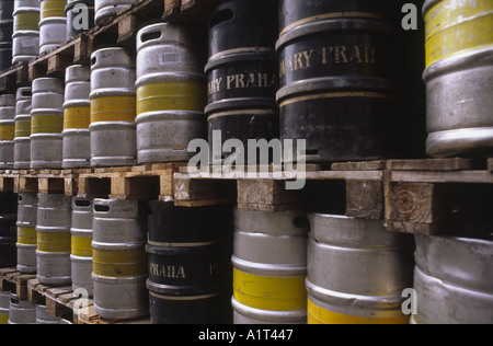 Nahaufnahme von Bierfässern gestapelt in Staropramen Brauerei Hof Prag Stockfoto