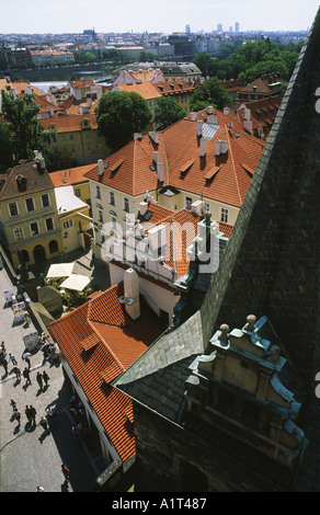 Blick hinunter auf die Karlsbrücke und den umliegenden Gebäuden von einem westlichen Türme, Prag, Tschechien. Stockfoto