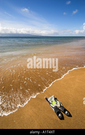 Flossen, Schnorchel und Maske auf Kahana Beach, Maui, Hawaii, USA (August 2006) Stockfoto