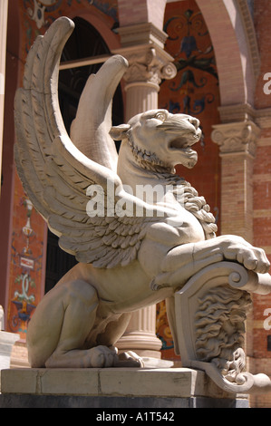 Griffin Figur außerhalb des Palacio de Velazquez Madrid Spanien EU Europa Stockfoto