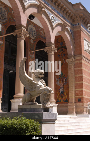 Griffin Figur außerhalb des Palacio de Velazquez Madrid Spanien EU Europa Stockfoto