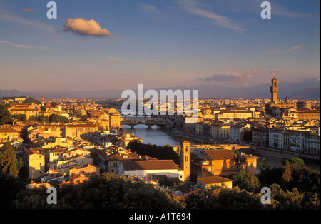Blick auf Florenz Fluss Arno mit Palazzo Vecchio Florenz Toskana Italien Stockfoto