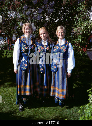 Drei Generationen von Frauen aus derselben Familie tragen traditionelle Nordlandbunaden, Norwegen. Stockfoto