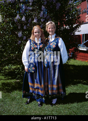 Großmutter und Enkelin tragen Bunads, Norwegen. Stockfoto
