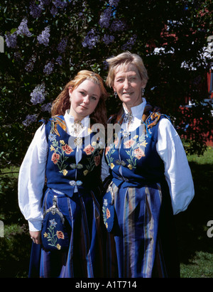 Großmutter und Enkelin tragen Bunads, Norwegen. Stockfoto
