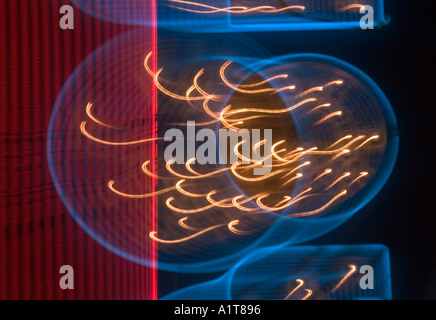 Ein abstrakte Bewegung verschwommenes Bild von einem Neon unterzeichnen in blau und rot und gelb Stockfoto