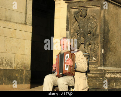 Akkordeon Spieler und der Zwinger, und machten ein barocken Palast Museum in Dresden, Deutschland Stockfoto