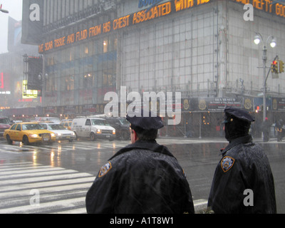 NYPD vor Times Square Buidling, Schnee fällt, NYC Stockfoto