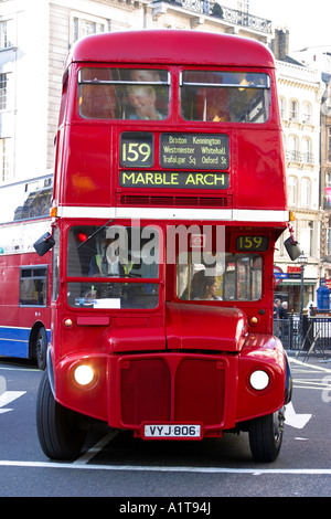 Ein roten Londoner Bus wartet an einer Kreuzung Stockfoto