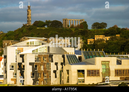 Calton Hill Sehenswürdigkeiten in Edinburgh vergleichen Sie das schottische Parlamentsgebäude in schlechten Lichtverhältnissen. Stockfoto