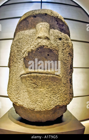 PARIS Frankreich, Louvre Museum 'primitive Skulptur' von 'Osterinsel' 'Moay Moai Statue' alter Stein, antike Skulptur, antike Zivilisationskunst Stockfoto