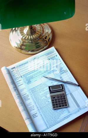 „High Angle, Detail, American „Income Tax Form 1040“ (amerikanisches Einkommensteuerformular 1) kann im „Desk LAMP“ Calculator ausgefüllt werden Stockfoto