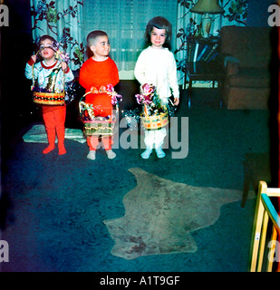 1950er Jahre Family Retro Photo, Kinder halten Osterkörbe zu Hause im Wohnzimmer, Jungen und Mädchen stehen in alten amerikanischen Fotos, Lifestyle, Stockfoto