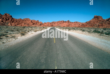 Malerische USA, Nevada, Red Rocks PArk, Two Lane Straße Landschaft in der Wüste von Mitte Stockfoto