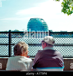 London ENGLAND, London City Hall auf "Thames River" mit Rückseite anzeigen, älteres Paar, sitzen, auf der Suche Stockfoto