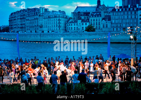 Paris Frankreich, eine große Menge gemischter französischer Erwachsener, die auf der seine plage tanzen, beim Sommerfestival „Paris Plages“ in der Abenddämmerung, paris Beach fête plage Stockfoto