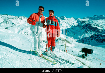 Val D'Isere, FRANKREICH, Paar Erwachsene Skifahrer stehen auf 'Ski Slope' in 'Französischen Alpen' auf Urlaub in Bergen Winterszenen, Erwachsene posieren Stockfoto