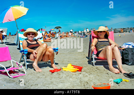 Ocean City, NJ, USA, "Mutter und Tochter" am Strand Sonnenbaden auf Urlaub tragen Hüte als "Sonnenschutz" Stockfoto