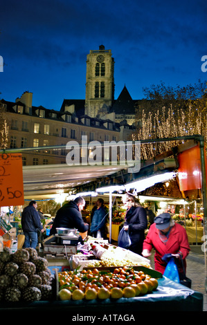 Paris France, Crowd People, Straßenszene, Woman Grocery Shopping auf französischem Bauernmarkt bei Nacht, Straßenverkäufer Stockfoto