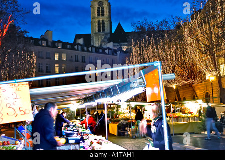 Paris Frankreich, Street Scene, Franzosen Shopping auf der Place Baudoyer, Le Marais, an öffentlichen Markt in der Nacht 'Fish Monger' Stockfoto