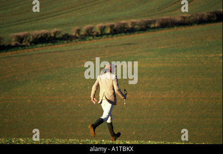 Jagd Hare Four Shires Basset Hounds Oxfordshire England Hunting with Hounds Whipper in folgt den Hunden 1990s UK um 1995 HOMER SYKES Stockfoto