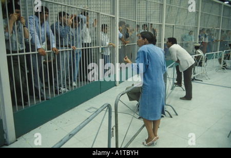 Camorra Mafia-Prozess in Neapel Ein speziell gebautes Hochsicherheitsgefängnis Poggioreale, Italien 1980er 80er Jahre Besucher, die mit Gefangenen sprechen. 1985 HOMER SYKES Stockfoto