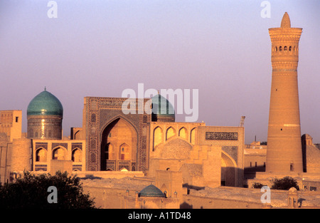 Gesamtansicht von Buchara von The Ark zeigt die Kalon Moschee Minarett und Mir ich arabische Medrassa Buchara Usbekistan Stockfoto