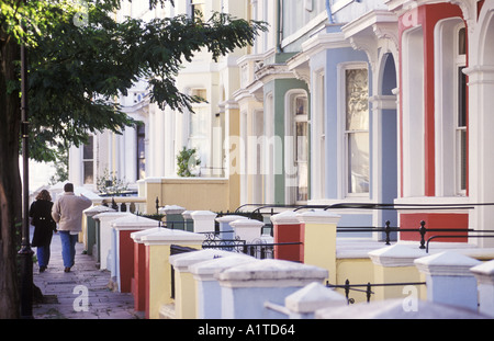 Notting Hill London Pastel farbige Häuser jetzt eine der intelligentesten und teuersten Gegenden in London 1990s UK HOMER SYKES Stockfoto