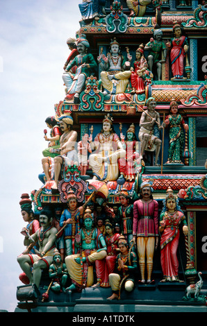 Hindu-Gottheiten an Gopuram Eintrag Turm von Sri Mariamman-Tempel-Singapur Stockfoto