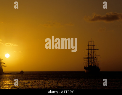 klassische vier gemeistert Segelschiff in der Nähe von Palm Insel Inseln der Grenadinen Inselgruppe der kleinen Antillen Karibik Stockfoto