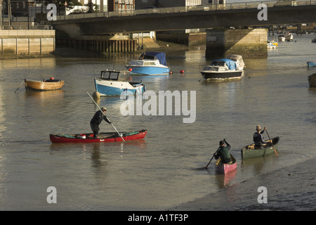 Kanuten auf dem Fluss Adur in West Sussex, England, UK. Stockfoto