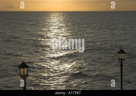 Der Blick über den Ärmelkanal kurz nach Sonnenaufgang. Stockfoto